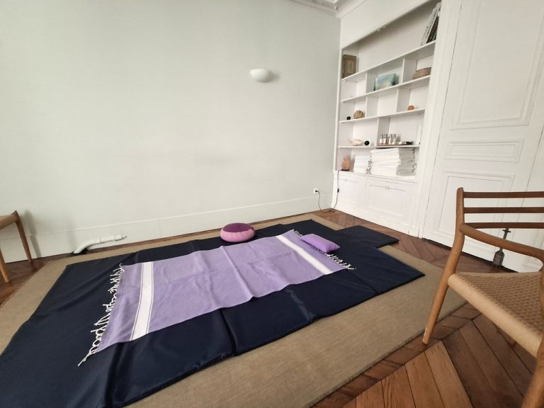 Cabinet de Shiatsu à Paris 6 – espace calme et épuré avec tatami, zafu et lumière naturelle