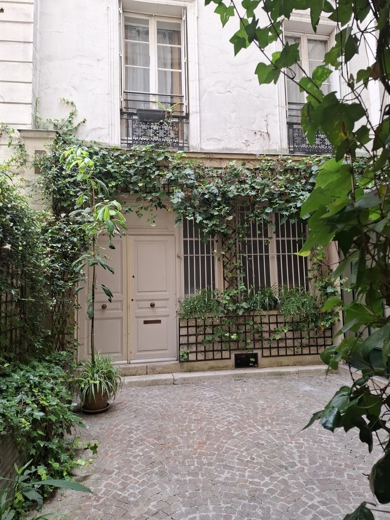 Cour intérieure paisible à Paris 6 – lieu du cabinet de Shiatsu, calme et verdoyant à Saint-Germain-des-Prés