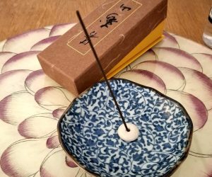 Moxa traditionnel – symbole du toucher subtil et de l’écoute du corps en Shiatsu à Paris 6