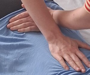 Séance de Shiatsu à Paris 6 – étirements doux du dos pour femmes et hommes de tout âge