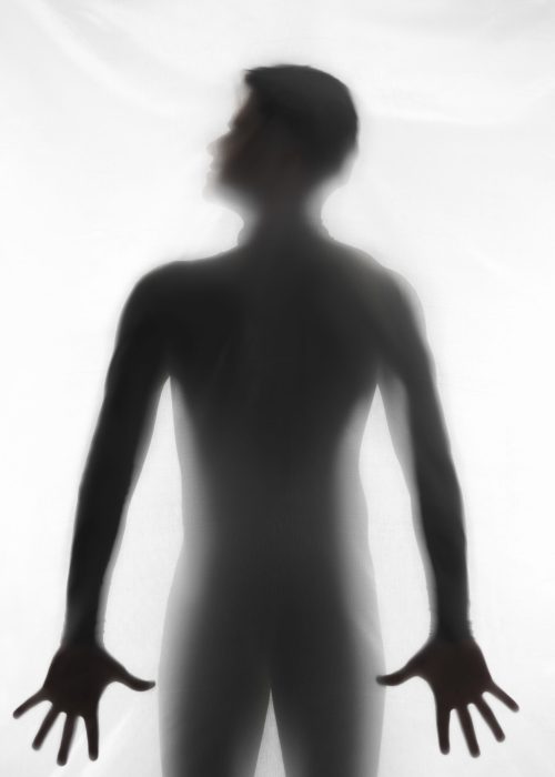 Unscharfe männliche Silhouette im Gegenlicht – Symbol für Identitätsverunsicherung und Verlust von Kontrolle bei Prostatakrebs